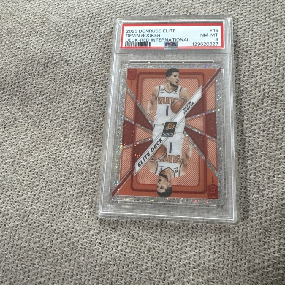 DECK Devin Booker BLANCO BRILLO PRIZM SSP Sun 2023 Elite Rojo INTERNATIONAL POP 1 Foto 2 de 4