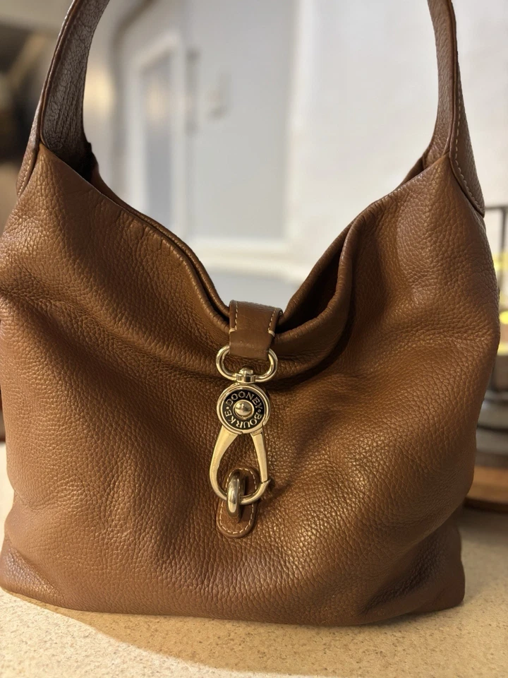 Bolso hobo de hombro con logotipo de bloqueo de cuero caramelo grano guijarro Dooney & Bourke Foto 4 de 4