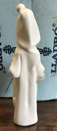 RETIRED LLADRO #4678 ~ Shepherdess with Basket ~ missing staff - Picture 3 of 9