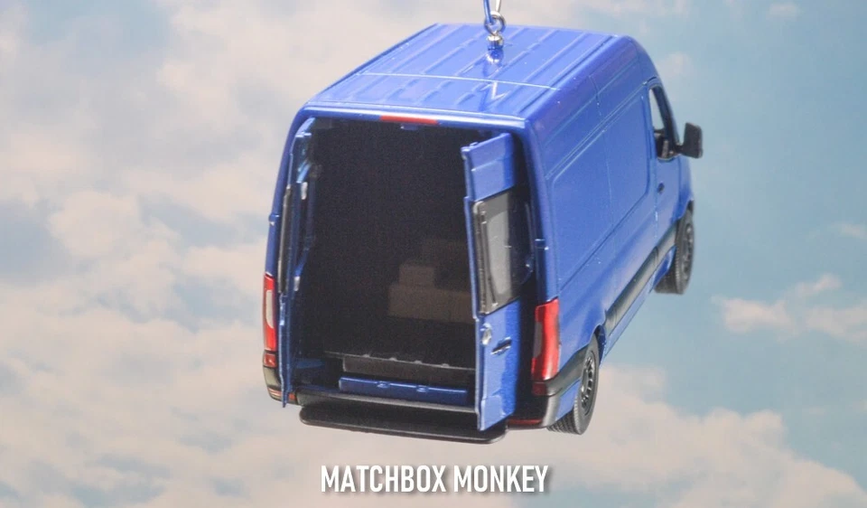 Camión de reparto rojo Mercedes Benz Sprinter árbol de Navidad adorno caja furgoneta Foto 3 de 4