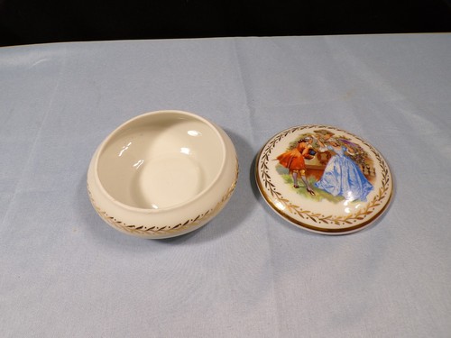 Caja de anillo de baratija France Porcelaine De Luxe con escena romántica - Imagen 3 de 9