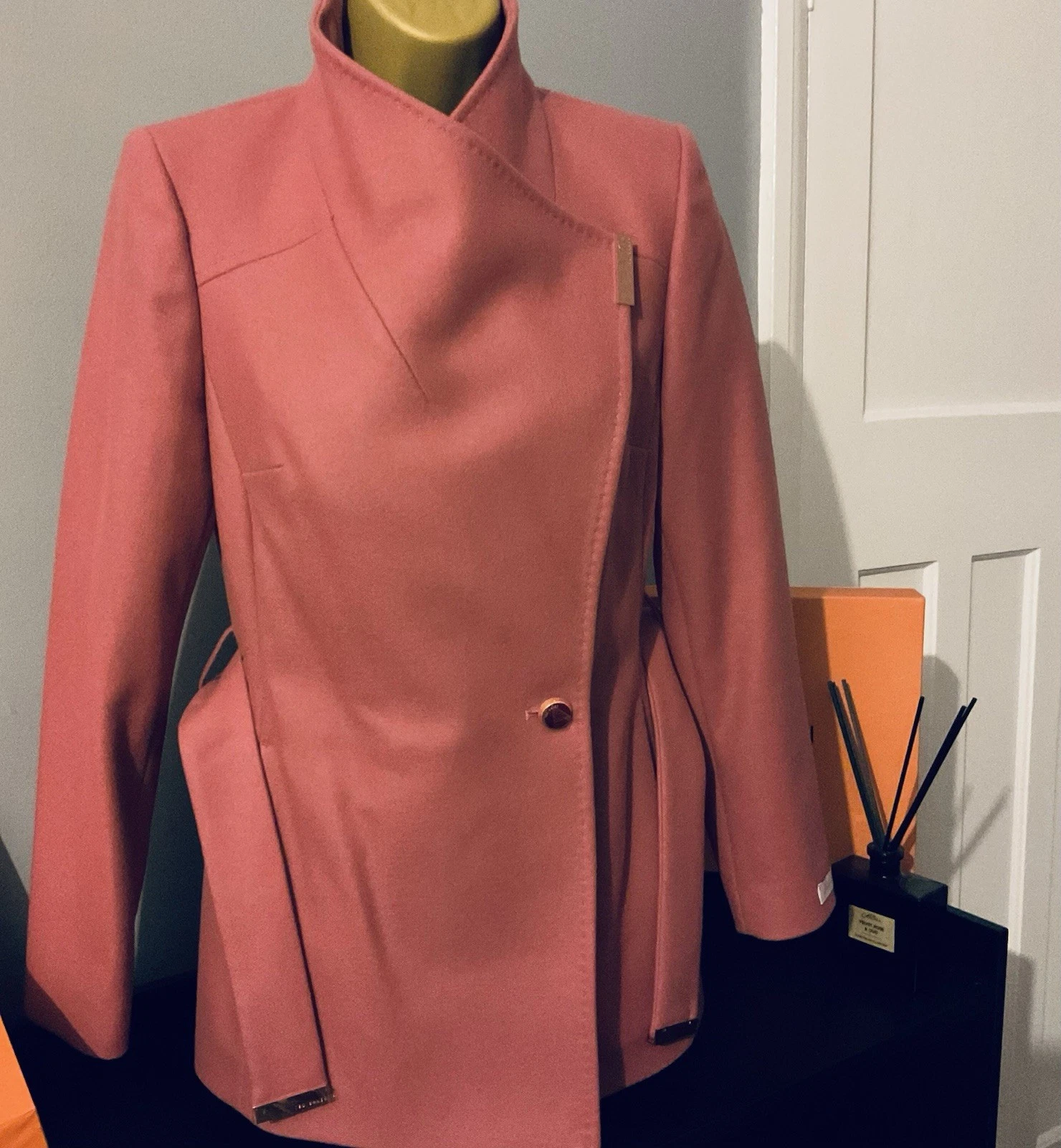 Pristine Ted Baker Rosess Short Wool Wrap Coat Dusky Pink TED 0 /UK 6 RRP £299
Opens in a new window