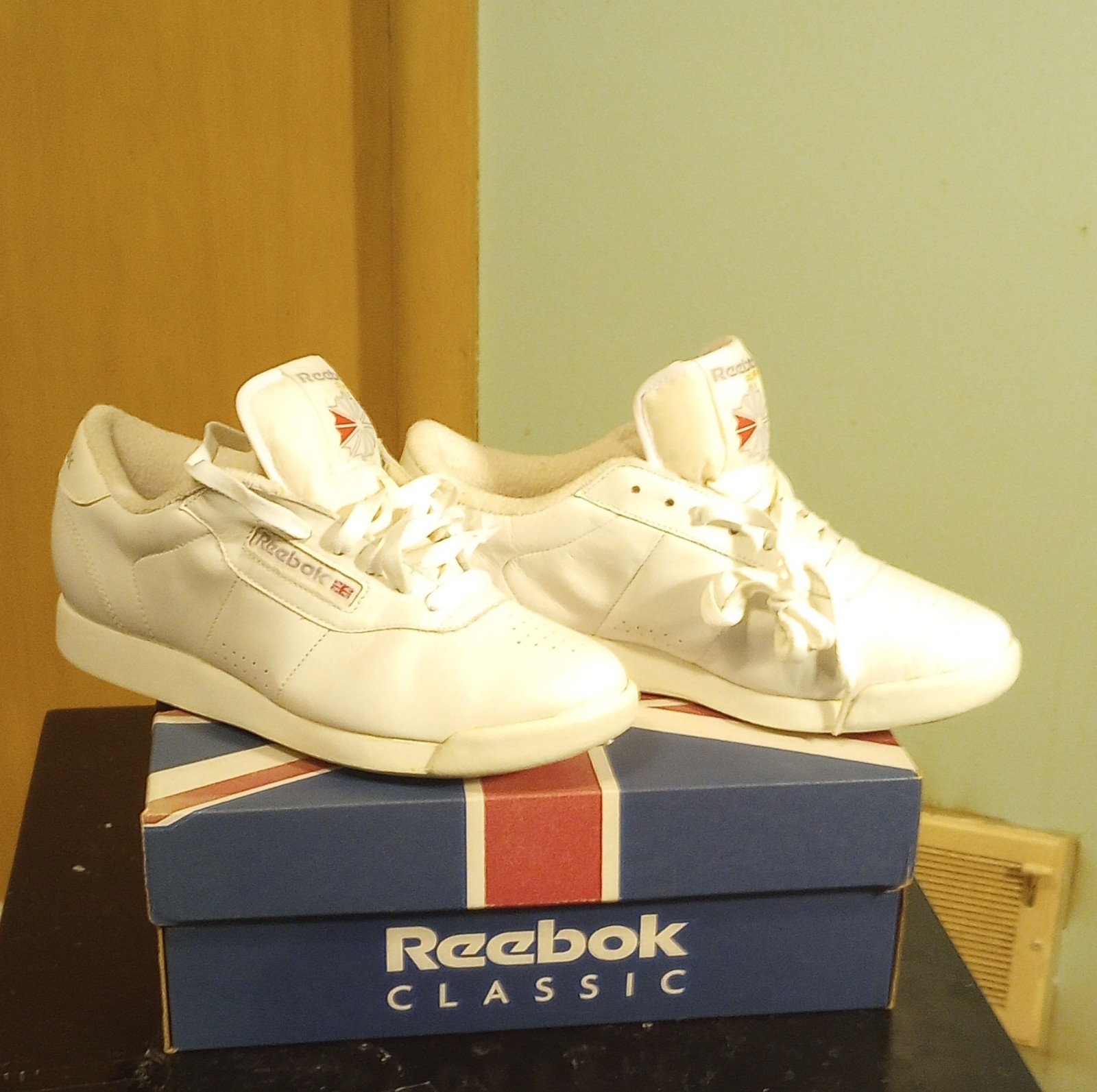 Reebok Classic Women's White Sneakers Lace Up Lightweight RB