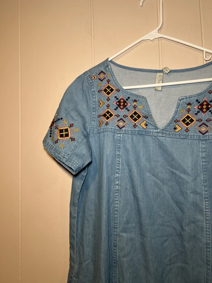 Vestido Sahalie Chambray Denim Bordado con Bolsillos Foto 3 de 4