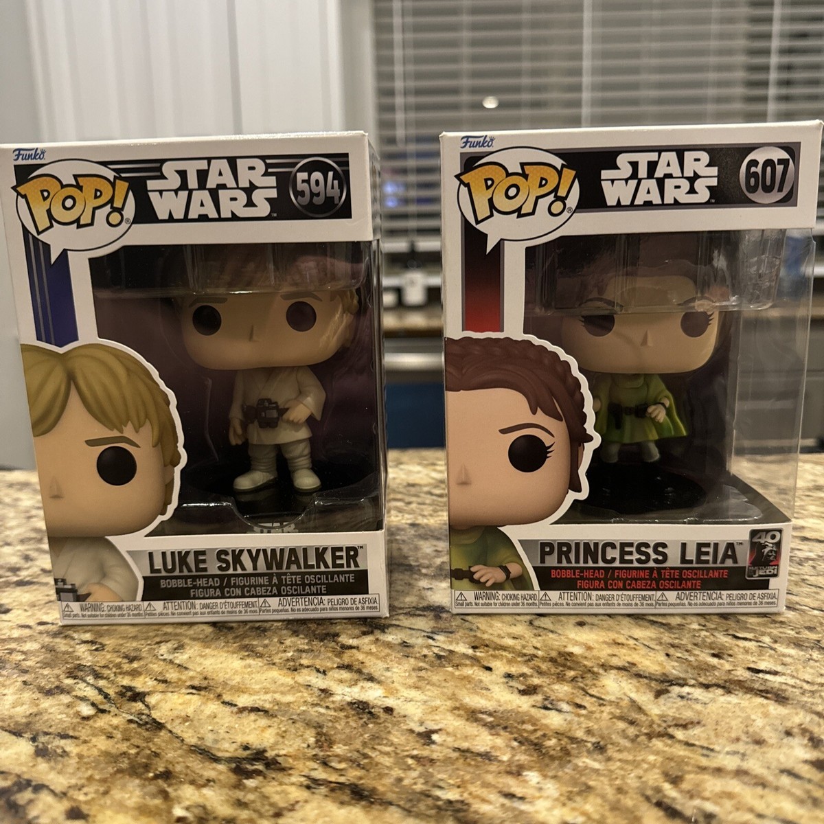Funko pop スターウォーズ ルーク スカイウォーカー&プリンセス レイア Amazon.com: Funko Vynl: Star Wars - Princess Leia & Luke Skywalker