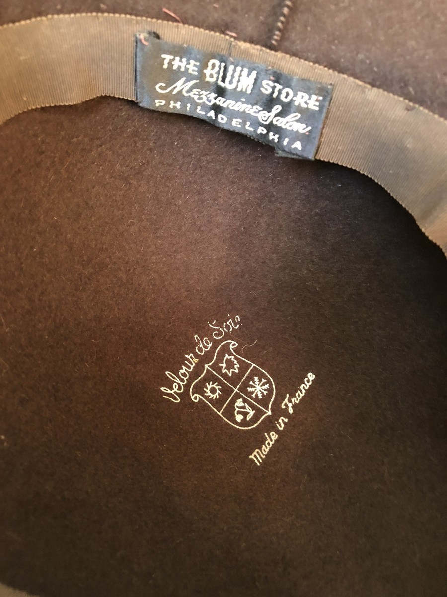 Chapeau En Velours De Soie Français Années 1940 Marron - Magasin Blum, Vintage