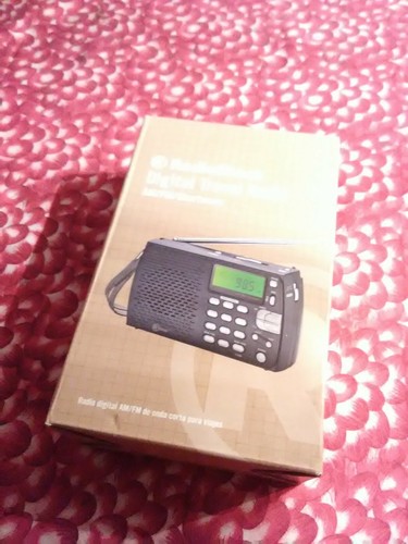 RadioShack Compact Portable AM/FM Shortwave Radio - Picture 1 of 3