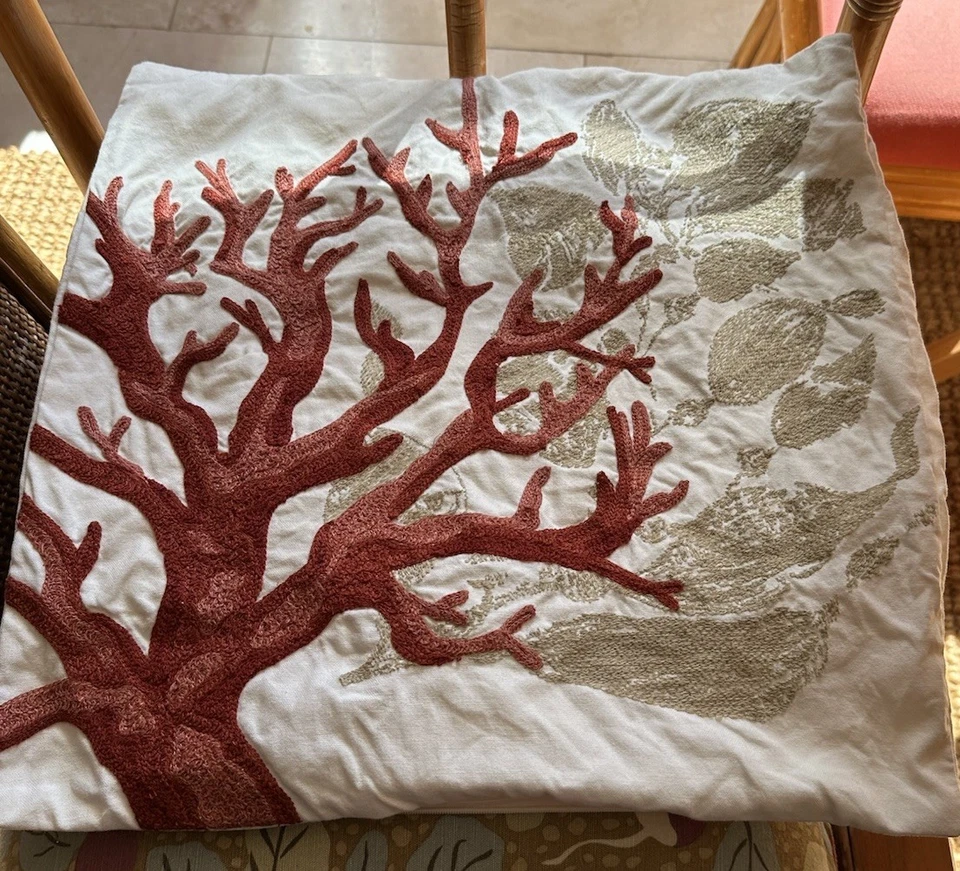 Коралловые наволочки Sea Life от Pottery Barn — вышитые - Изображение 2 из 4