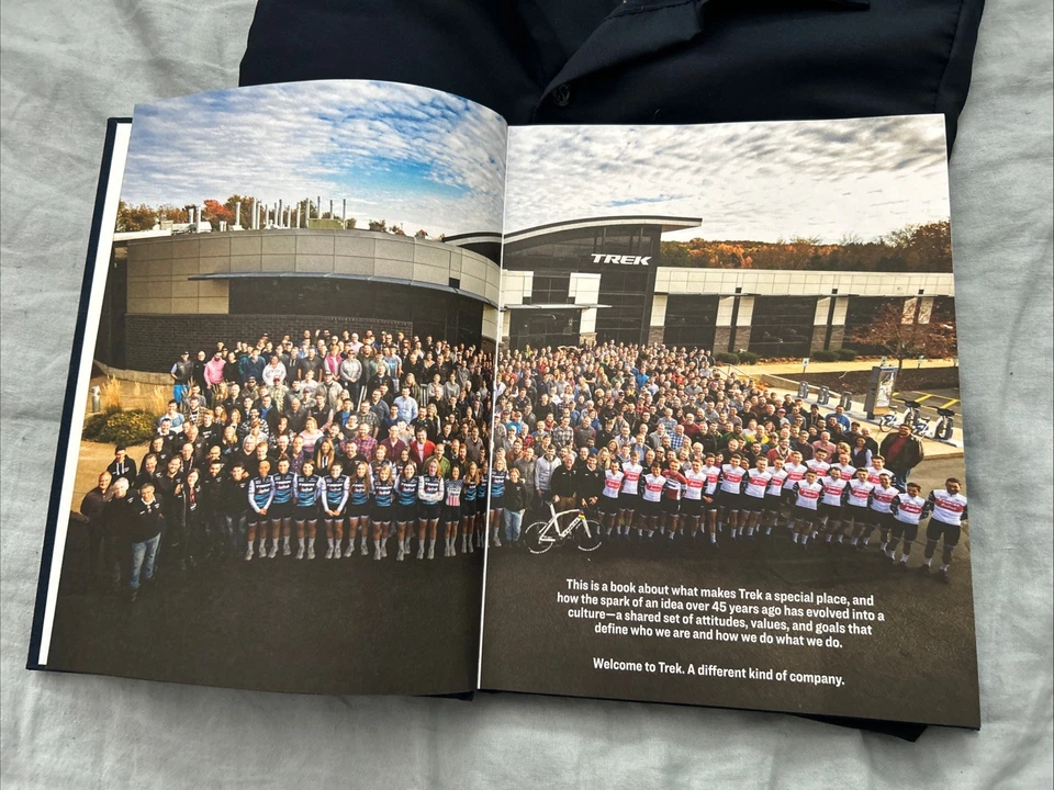 Camisa Trek Bicycle Book “History Of The Bike Company” Waterloo, WI e Red Kap - Imagem 2 de 4