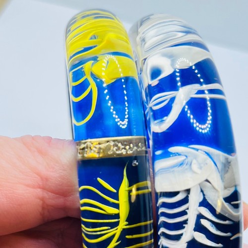 Betsey Johnson 'In the Navy' Reverse Carved Yellow & White Flower Lucite Bangles - Picture 9 of 14