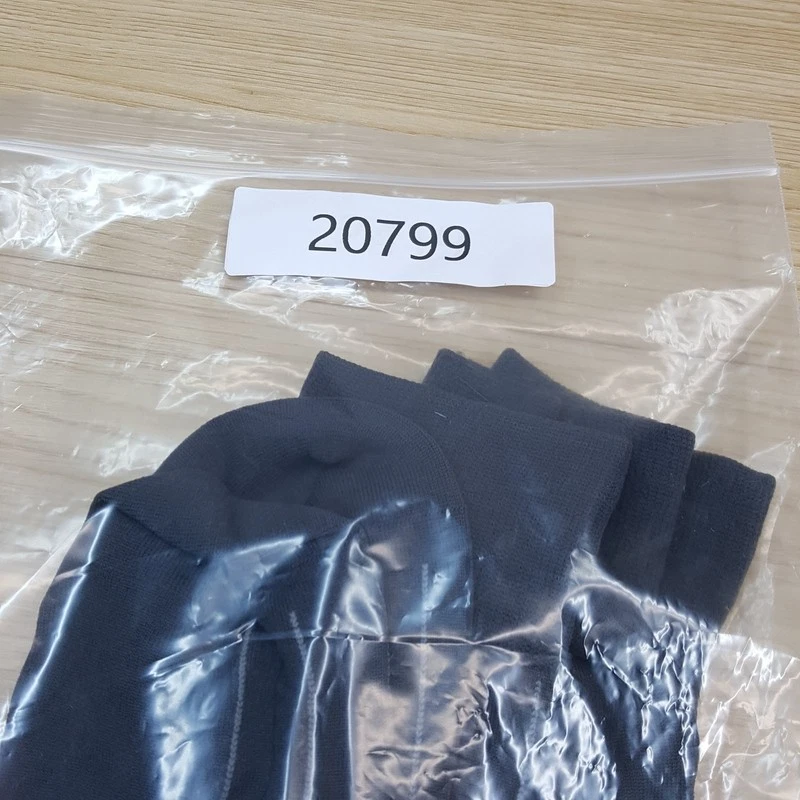 Paquete de 2 calcetines de vestir a rayas grises con logotipo ligero de nailon Calvin Klein para hombre Foto 3 de 3