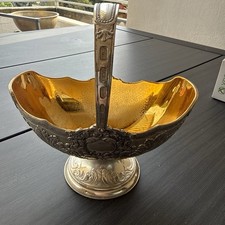Versilberte Schale mit Henkel und Standfu&szlig;, innen vergoldet, Reliefmuster,