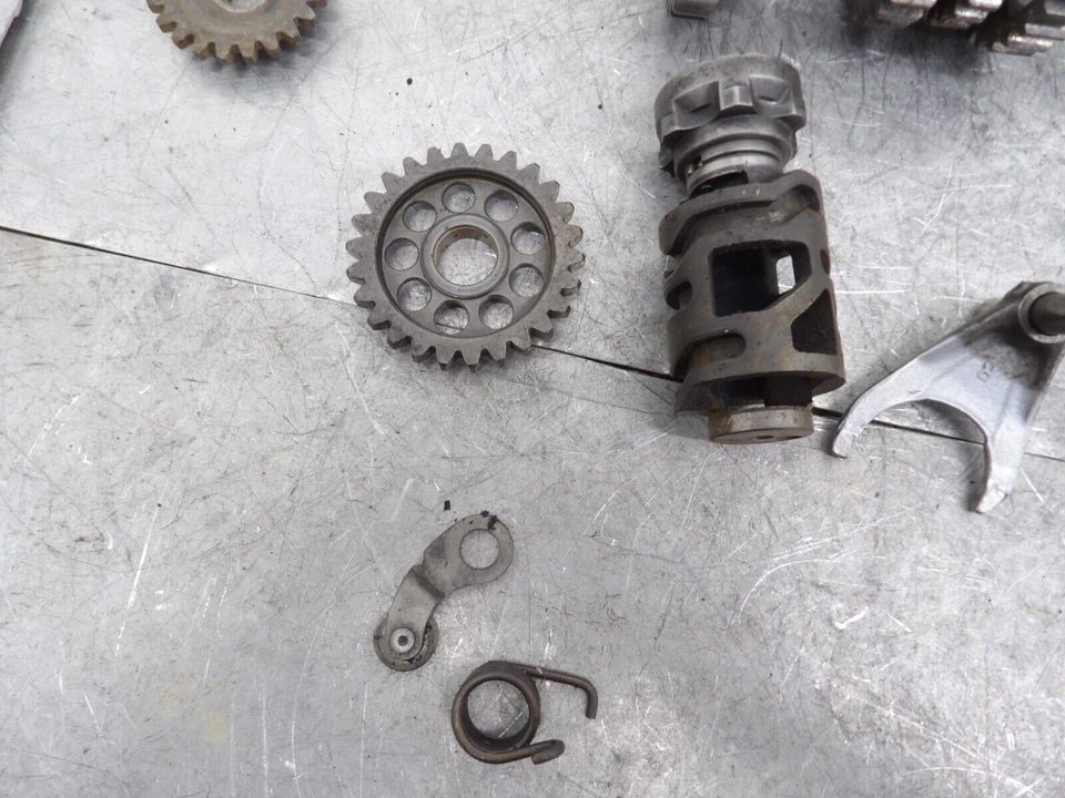 2005 YAMAHA YZ250F OEM ENGINE TRANSMISSION TRANNY ASSEMBLY GEARS SHIFT FORKS - Image 3 of 4