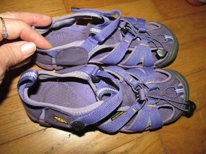 keen contour arch sandals