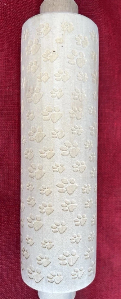 Rodillo de madera con estampado de patas de mascota perfecto para amantes de los animales Foto 2 de 4