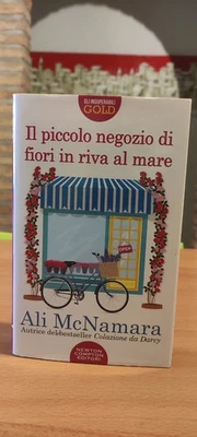 Il piccolo negozio di fiori in riva al mare
