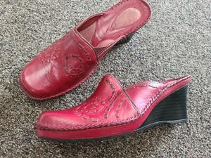 clarks red clogs