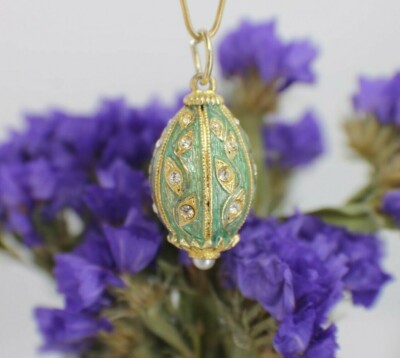 Eggstravaganza Sterling mit 24K grün & gold emailliertem Anhänger Faberge Medaillon