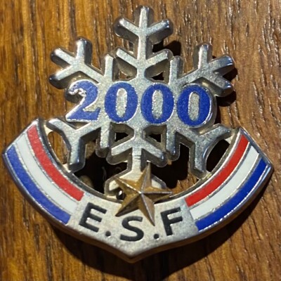 Broche Ski E.S.F 1 étoile – DECAT Paris – Vintage, Usure Dorure Et Oxydation