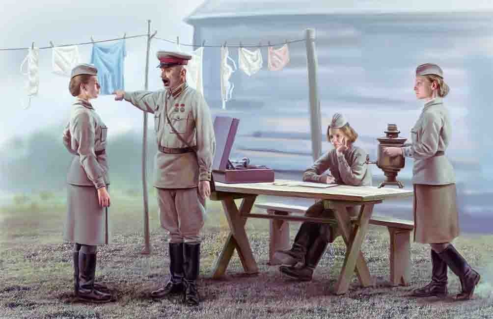 ICM 35621 - 1:35 Soviet Military Servicewomen 1939-1942 - New