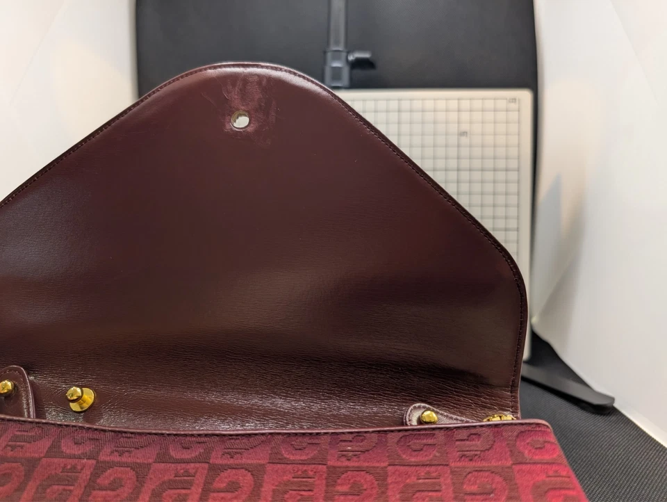 Bolso sin asas Comtesse vintage con logotipo rojo vino herrajes dorados con Alemania Foto 3 de 4