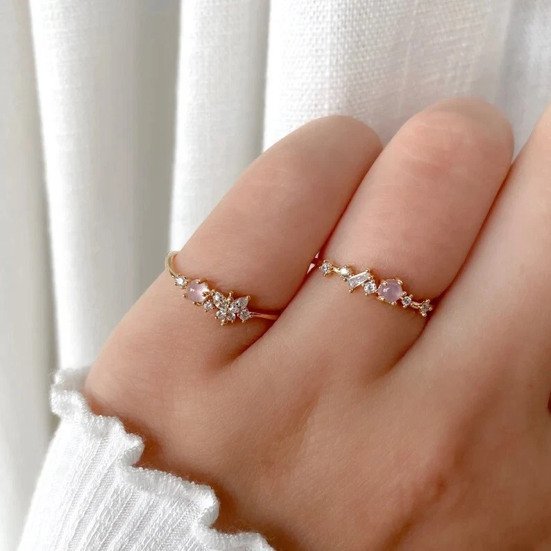 Delicado anillo para mujer fino de 0,25 TCW de zafiro blanco y piedra lunar rosa redonda Foto 2 de 4