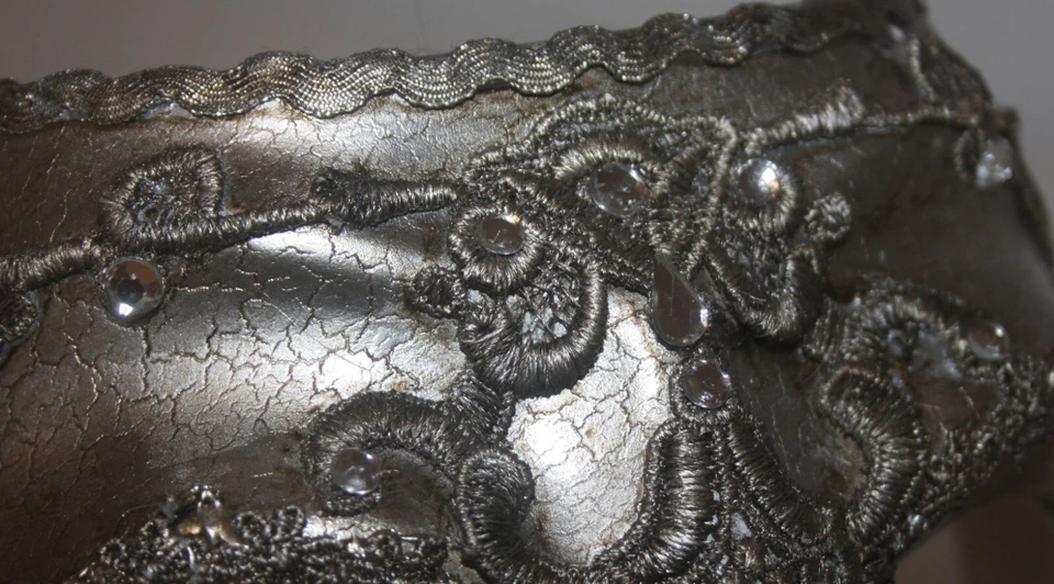 Máscara de nariz larga veneciana dorada con pedrería mascarada adulto Foto 3 de 4