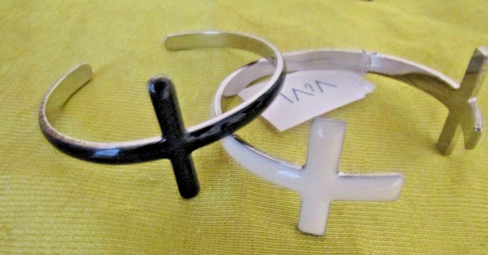 VIVI 珠宝经典十字袖口手链 2 件套全新带标签 34 美元白色海军蓝银色 — 第 3/4 张图片