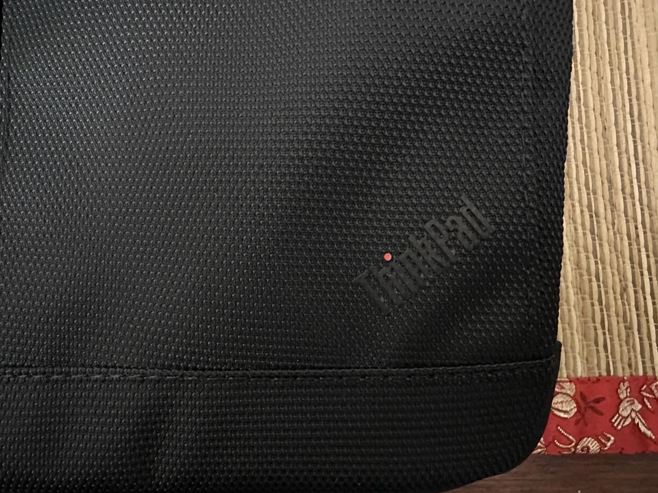 Bolsa para portátil Lenovo ThinkPad Professional 15,6", negra con adornos rojos  Foto 2 de 4