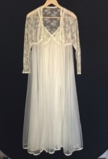 Vintage 60' 70' 2-Piece Peignoir Set by Vanity Fair Size 32 Romantic Dainty