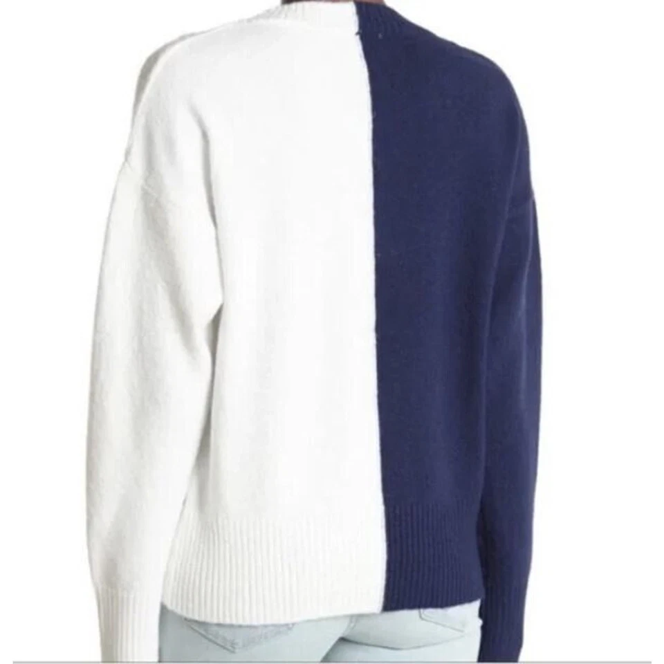 Suéter Sweet Romeo para mujer con cuello en V en bloques de colores en azul marino/blanco XSmall $49 Foto 2 de 3