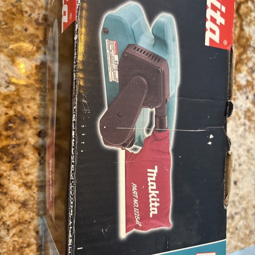 MAKITA #9910X 5.6A 900-FPM 3"X 18" BELT SANDER W/ DUST BAG /MANUAL & SOME PAPER - Picture 5 of 10