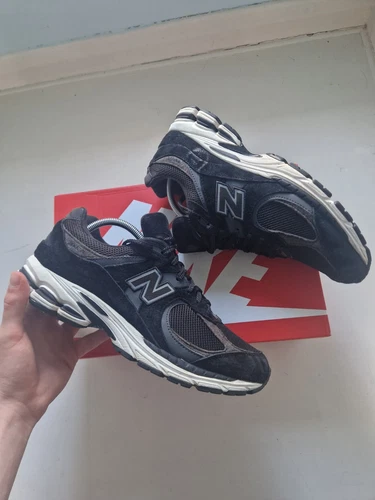 New Balance 2002R Men's Trainers Size 9.5 UK Black/White