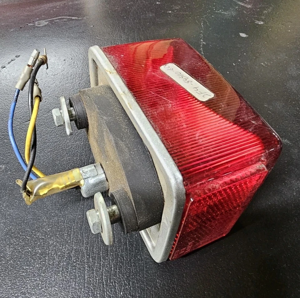 Luz trasera freno 2F4-84510-60-00 NOS YAMAHA GT80 DT80 QT50 LC50 MJ50 Foto 2 de 4