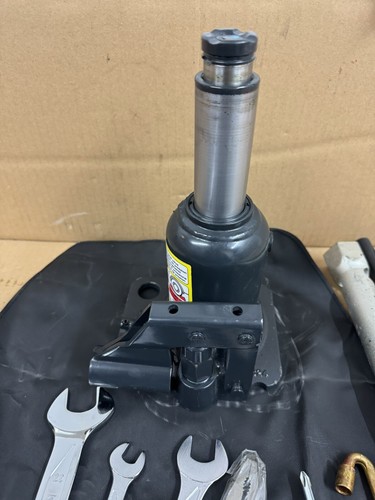 Iveco daily Genuine 4 Ton Bottle Jack And Tool Kit Set 500327449 - Picture 7 of 11
