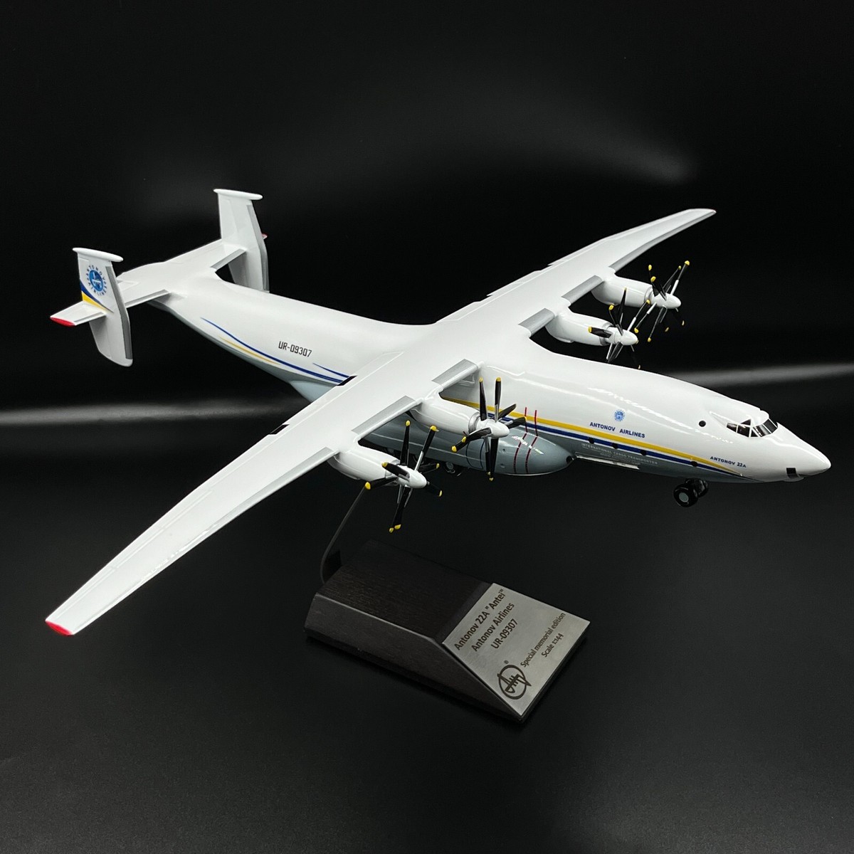 Official licenced aircraft model Antonov 22 An-22A UR-09307 scale