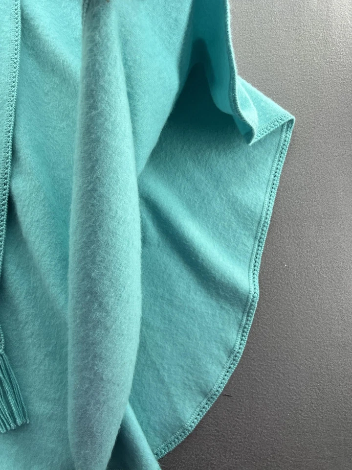 Poncho con capa de alpaca Ccahuantico para mujer talla única turquesa flecos botón ganchillo Foto 2 de 4