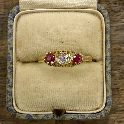 Vintage 18k massiver gelber Diamant Rubin Ring, Größe 7,25