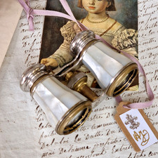 Älteres Opernglas mit Perlmutteinlagen