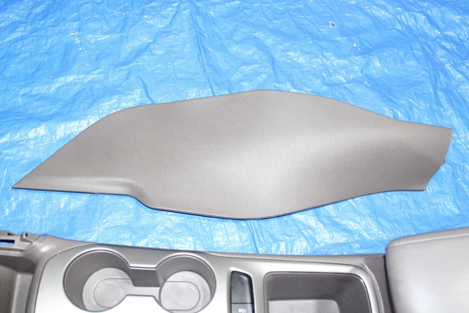 CONSOLA CENTRAL Chevy CRUZE 17-19 con reposabrazos tapa portavasos puertos de carga USB Foto 3 de 4