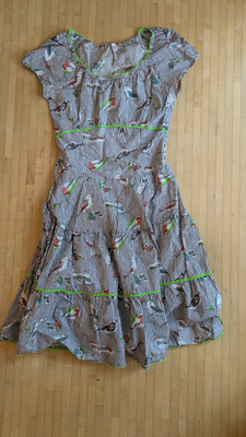 Schönes Kleid von Blutsgeschwister Größe S gestreift Vögel grün