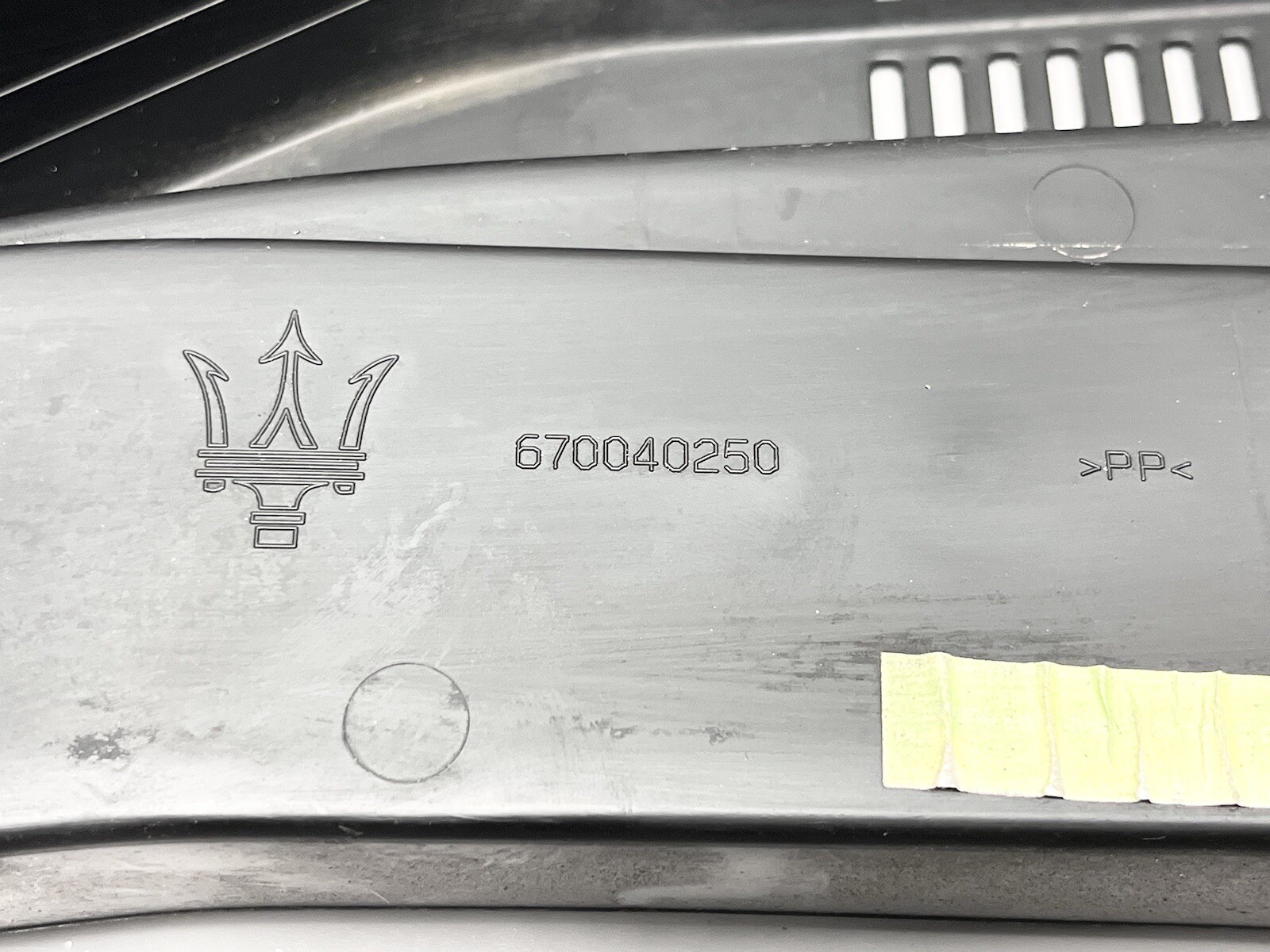 ⭐️2017-2022 MASERATI LEVANTE FRONT WINDSHIELD COWL VENT TRIM PANEL 670040250 OEM