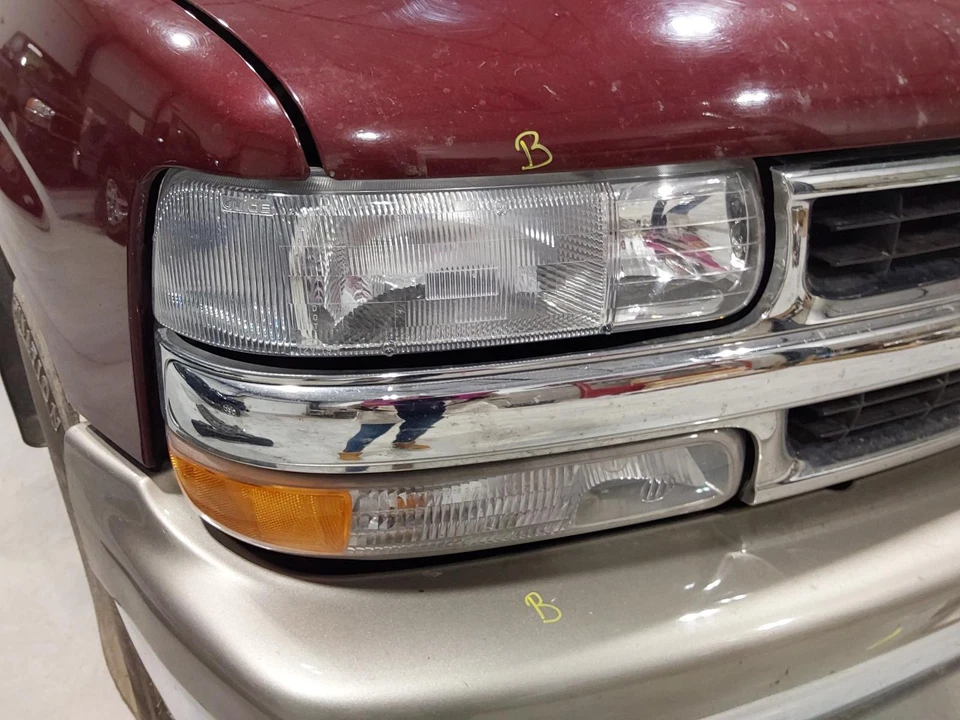 Used Right Headlight Assembly fits: 2000 Chevrolet Tahoe Right Grade B Foto 2 de 4