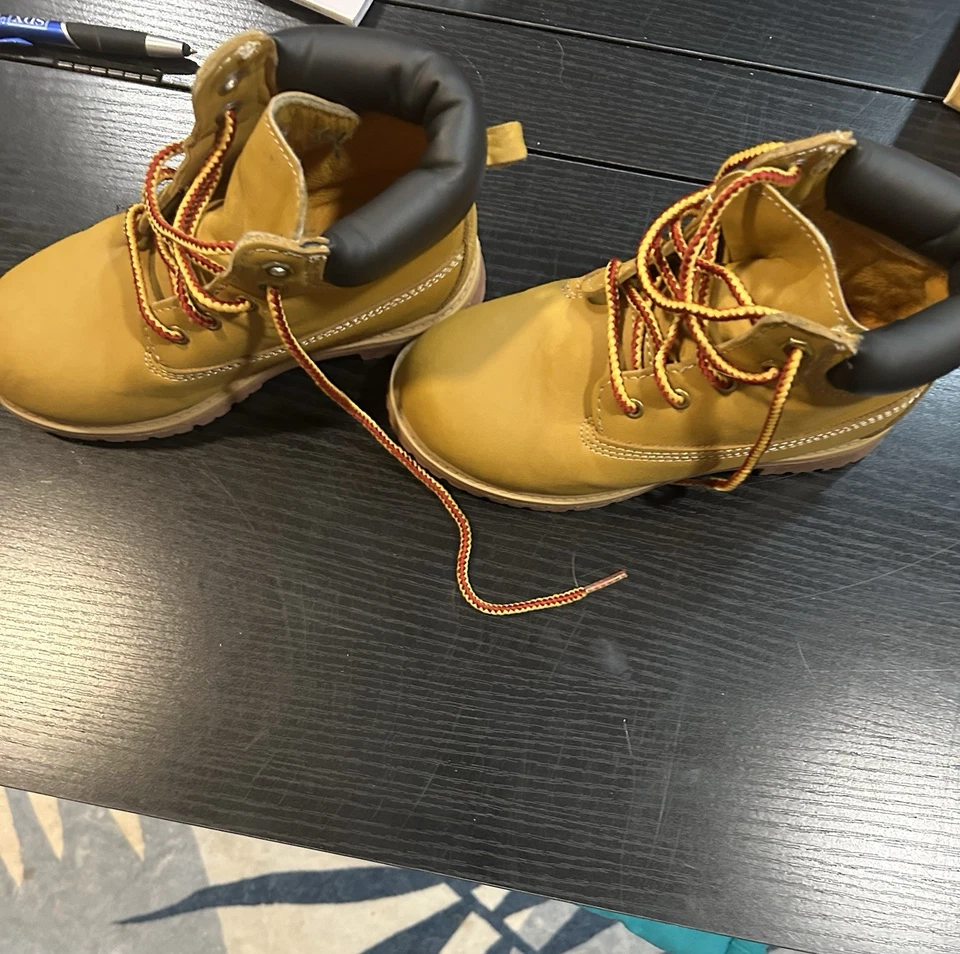 Bota Faded Glory para niños. Talla Juvenil 1 Foto 3 de 4