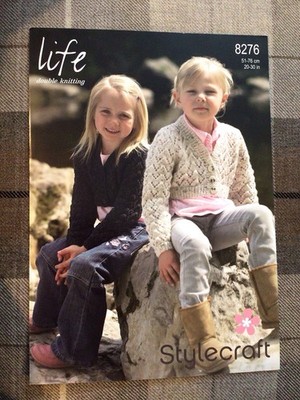Stylecraft Life D/K V-Ausschnitt Spitze Cardigan Strickmuster 8276 Größen 22-30''