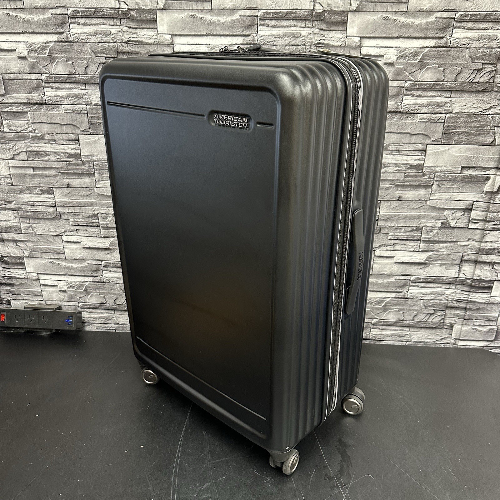 American Tourister 28&rdquo; Spinner Luggage &ndash; Black - 154849-