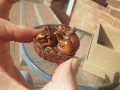 Handgeschnitztes Holz Netsuke von 2 Mäusen auf einem Korb, Sammlerstück Buchsbaum Figur