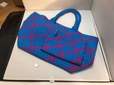 AUTENTICA Borsa Naghedi St. Barths in neoprene intrecciato blu e rosa con sacchetto set di 2