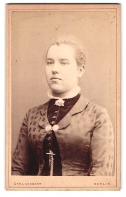 Fotografie Carl Seegert, Berlin, Grosse Frankfurter-Str. 70, Portrait junge Dam 