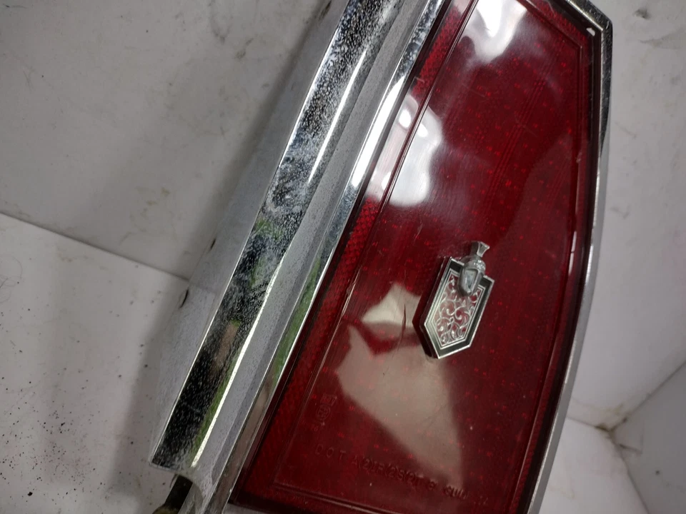 CHEVROLET MONTE CARLO 1981-1986 LUZ TRASERA DERECHA OEM con bisel cromado Foto 3 de 4